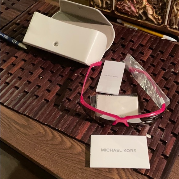 Original and new Michael Khors sunglasses - Picture 7 of 8